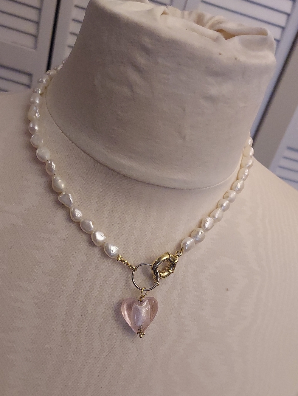 Pearl and Pink Necklace With Gold Feminine